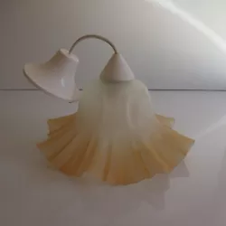 Matériaux : verre opalin, accessoire éclairage en plastique. Coloris : ambre blanc opaque. Discrètes traces...