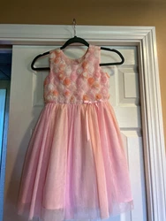 Excellent used condition… perfect in shades of peach and pink. Rosettes are super pretty.