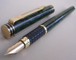 Stylo neuf dans son écrin, jamais servi. Attributs plaqué or. Diamètre au capuchon : 10 mm. Longueur fermé : 142...