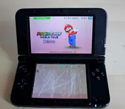 NINTENDO 3DS XL bleue. La console fonctionne avec écrans rayés.