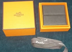 Je vends une boite HERMÉS pour bague .  Très bon état . longueur 6,5 cm et largeur 6,5 cm et 5,5 cm de hauteur.