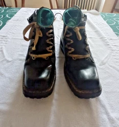 Superbe paire de chaussures de ski anciennes en état exceptionnel. livrées avec une paire de lunettes de ski et...