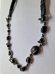 Superbe Serre tête Chanel. 🔵 Peut être porté en collier. MATIÈRE : acier noirci et pierre noir synthétique...