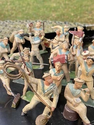 Lot De Soldats De Plomb Ancien & Jouet Vendu en l’état . Dans son jus / sortie de grenier Dimensions sur les...