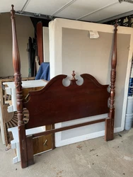 Broyhill Mahogany Queen Bedroom set. Complete mahogany wood bedroom set. Queen size 4-poster queen bed and frame with...