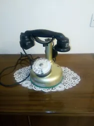 téléphone ancien de collection Type PTT 1941, Complet, bon et bel état, rajeuni en couleur OR . Pour décoration,...