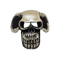 Bague tête de mort et cornes de caractère et de style en argent massif avec poinçon 925, à lintérieur. En bon...
