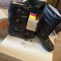 COACH Polina puffer Shiny Nylon Quilted Black Winter Boots 8.5B Easy Open Sides.