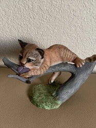 Vintage CAPTIVATED 1985 Franklin Mint Fine Porcelain Bobcat Figurine W/Butterfly. Condition is 