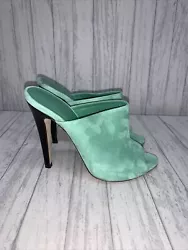 Elevate your shoe collection with these stunning green mule heels from Jenni Kayne. Crafted from high-quality suede,...
