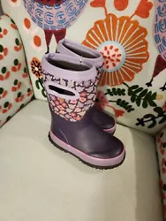 BOGS toddlers Little Kids waterproof Snow boots, sz. US 9/EU 25 Purple Stripes.
