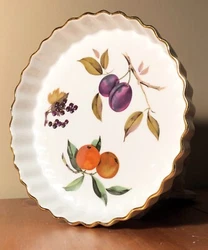 I can find no issues. about royal worcesters eversham pattern. the pie dish side is scalloped and finished in gold. you...