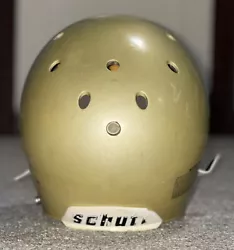 No Schutt snap-in jaw pads. Available in size LARGE only.