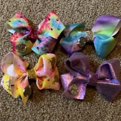 Add some sparkle to your little girls hair with these Jojo Siwa 4 Pack Hair Mini Bows. These colorful bows are perfect...