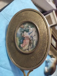 SUPERBE MIROIR ANCIEN EN BRONZE OU LAITON AVEC PEINTURE MINIATURE SIGNÉE VERRE BISEAUTÉ DIMENSION TOTALE AVEC MANCHE...