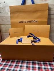 1 Boite Louis Vuitton 35,5/26/12,5 Cm 1 Sac Papier 40/34/16 Cm 1 Ruban 220 Cm 1 Ruban 135 Cm1 Ruban 80 Cm2 Carte.