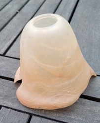 Tulipe Lame En Pate De Verre. Hauteur 12 cm  Largeur la plus grande 14cm Orifice pour passage douille 3 cm Emballage...