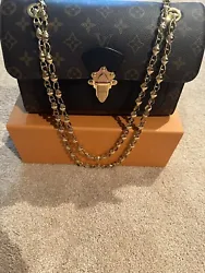 This Louis Vuitton Monogram Victoire Shoulder Chain Bag is the perfect addition to any fashion-conscious womans...