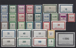 32 timbres fictifs neufs** 1932-1952. Grosse cote.