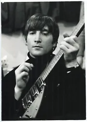 John Lennon. Tirage argentique dépoque sur papier glacé vers 1960. Sinon très bon état.