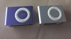 Lot de 2 Ipod avec cable de charge. Ne fonctionne pas, donc pour bricoleur ou pièces. Testés, ne fonctionne pas.