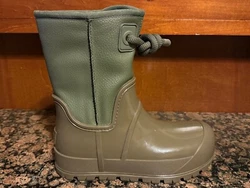 The color is OLIVE. UGG® logo woven label on sockliner. Best for: Heavy rain. 10mm curly UGGplush™ 80% upcycled...