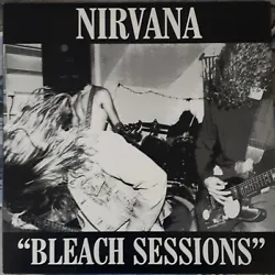 Collection de quatre vinyles et une VHS Nirvana. - Bleach sessions  - Nervermind - Single Come as you are -...