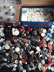 Joli Lot de boutons Vintage anciens divers dont Nacre - Voir Photos - 1,6kg.  1,6 kilo de boutons divers de toutes...