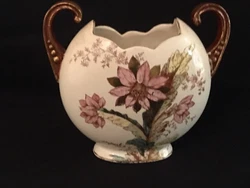 Joli vase en porcelaine décor floral différent sur les 2 faces. Sur le fond du vase une impression cactus numérotée.