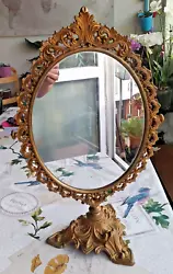 Joli miroir ancien sur pied, en cuivre, dans un style baroque. Le cadre en cuivre (je pense que cest du cuivre) sera à...