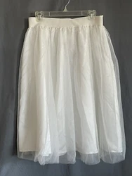 It has a wide elastic band, solid satin lining under 2 layers of fluffy tule.