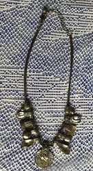 Collier métal avec perles de diverses formes géométriques (métal et verre). Longueur réglable, total 40cm.
