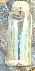 Bocal ancien en verre avec son bouchon en liège de diamètre de 8.5 cm. En très bon état. on voit des bulles dair...