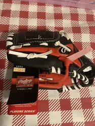 This baseball mitt from Rawlings is perfect for young players just starting out on the field. With a left-handed...