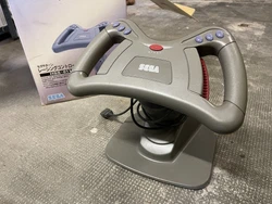 Volant Sega Saturn HSS-0115 Racing ControllerEn boîteLa boîte est très légèrement abîmée, mais le volant est en...