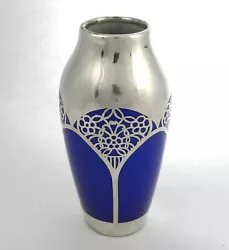 Dune collection privée pour le compte dun client est offert : Vase en porcelaine bleue avec incrustation dargent,...