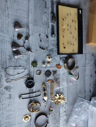 lot bijoux fantaisie. Le tout vendu comme sur les photos  envoie rapide profil à profile contacter avant il y a un...