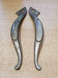 Elles sont en métal Longueur : 21,5 cm. Largeur au plus large : 3,8 cm. profondeur poignée : 2,5 cm environ.