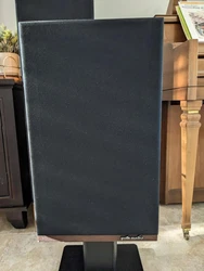 Up for sale is a pair of Polk Audio 7B Speakers hard to find in great condition.  As you can see in the photos the...
