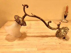 Très jolie applique / lanterne /lampe murale dorée avec verre en tulipe opale, de style art déco en...