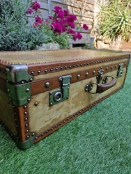 Ancienne Malle Valise en Bois et Cuir. Renforts et poignée en cuir en parfait état. Colissimo International Monde....