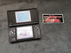Charnière ok Ecran s avec de lusure, coque usée aussi Sans stylet Sans chargeur Elle lit bien les jeux   Envoi rapide...