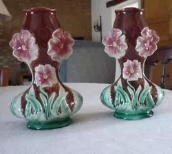 Paire anciens vases barbotine art nouveau décor floral anémones roses et feuillage sur un fond bordeaux. hauteur 20...