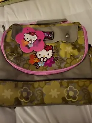 This vintage Sanrio Hello Kitty lunch bag is perfect for those who want to bring their lunch in style. The adorable bag...