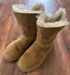 Kookaburra UGG Boots. Light spots on boots, nothing major. Please see pictures and measurements for proper fit. Sold as...