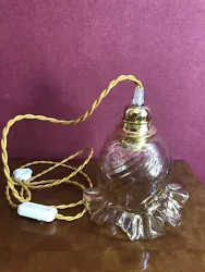 Vintage Abat-jour en verre transparent jaune clair Français Art déco, il chapeautera élégamment une suspension...