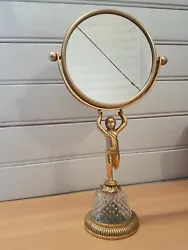 Diamètre du pieds 7,30 cm. Miroir fissuré à restaurer vendu dans l’état.