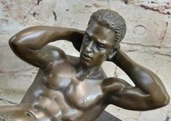 Découvrez la beauté captivante de cette sculpture en bronze exquise, une représentation remarquable dun homme gay nu...
