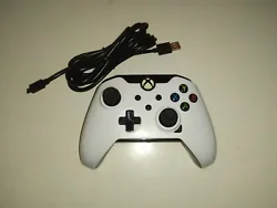 Manette Officialisée Xbox One / Series S, X PowerA Filaire Couleur Blanc & Noir.  À été testé et ne présente...