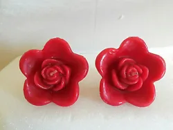 These candles are in the shape of a fully opened rose. The scent is that of a fresh cut rose. I show them floating in...